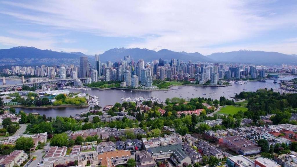 Апартаменты Billion Dollar Views In A Beautiful Fairview Slopes Heritage House Ванкувер Экстерьер фото
