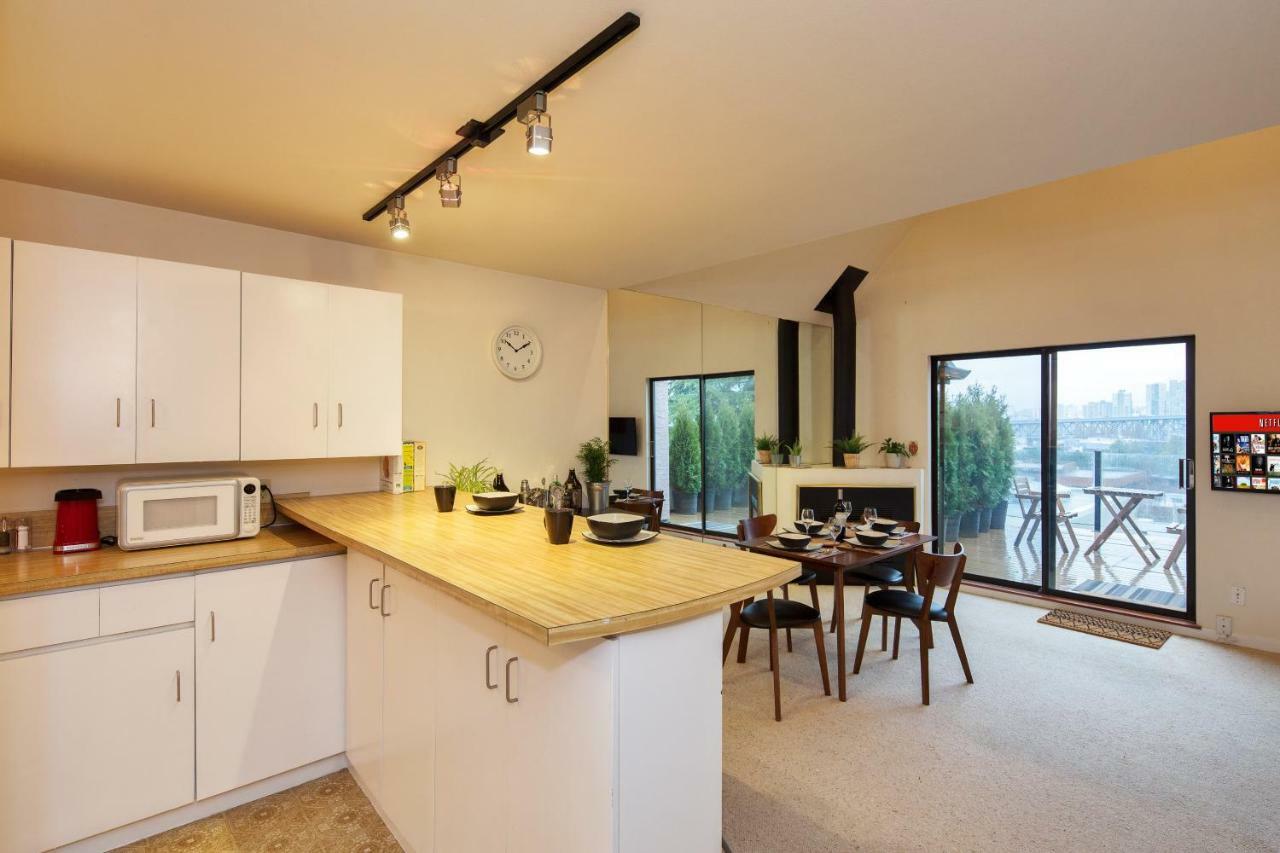 Апартаменты Billion Dollar Views In A Beautiful Fairview Slopes Heritage House Ванкувер Экстерьер фото